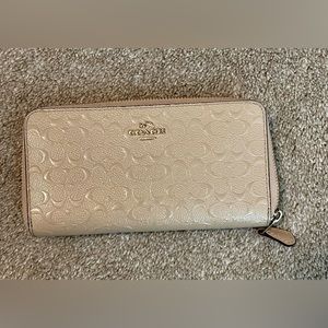Coach Wallet- LIKE NEW